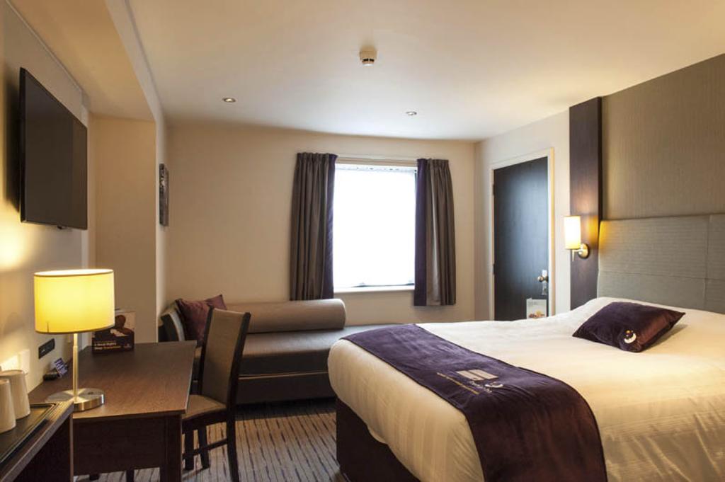 Premier Inn Woking Town Centre Exterior photo