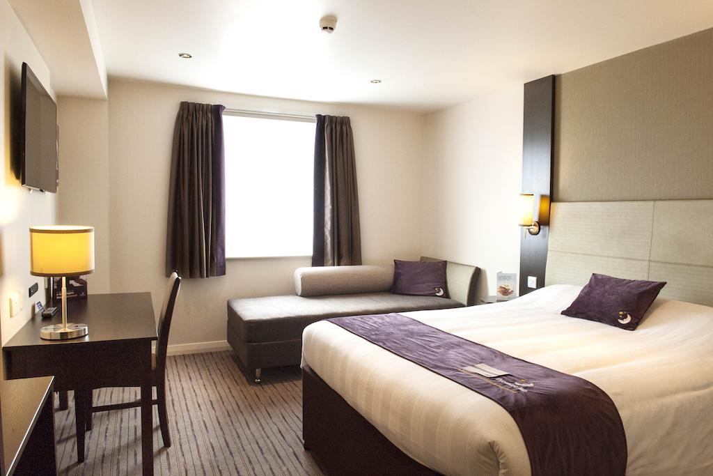 Premier Inn Woking Town Centre Room photo