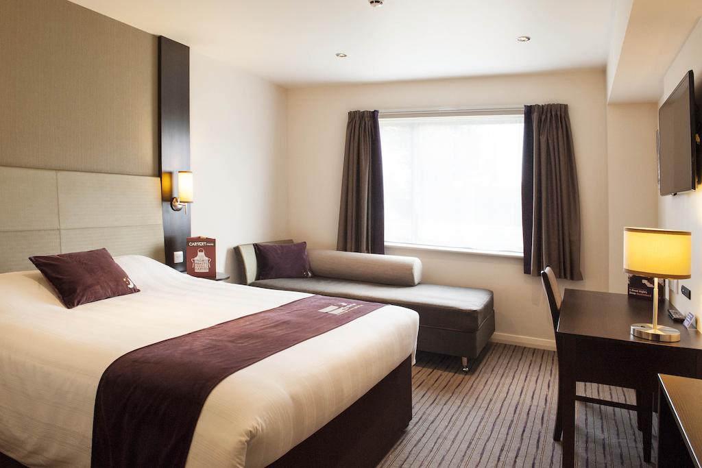 Premier Inn Woking Town Centre Room photo