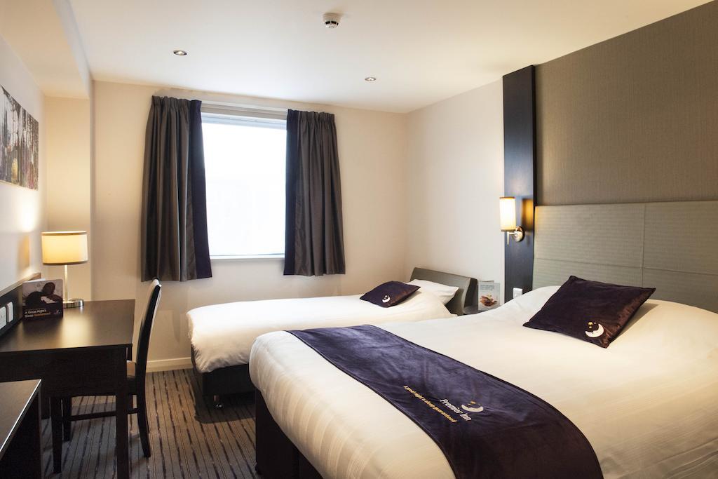 Premier Inn Woking Town Centre Room photo