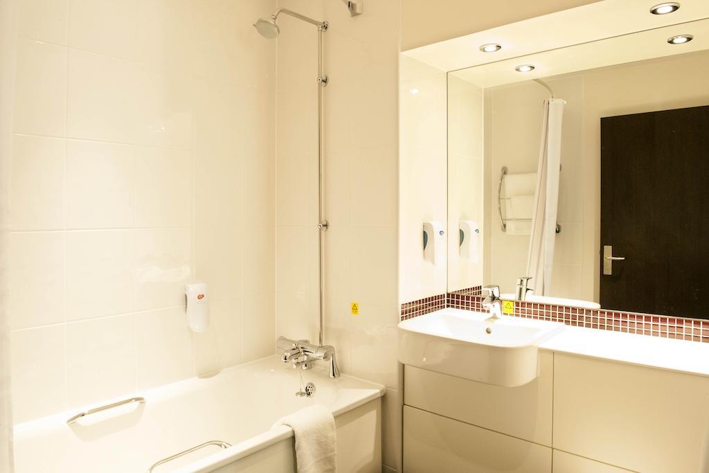 Premier Inn Woking Town Centre Room photo