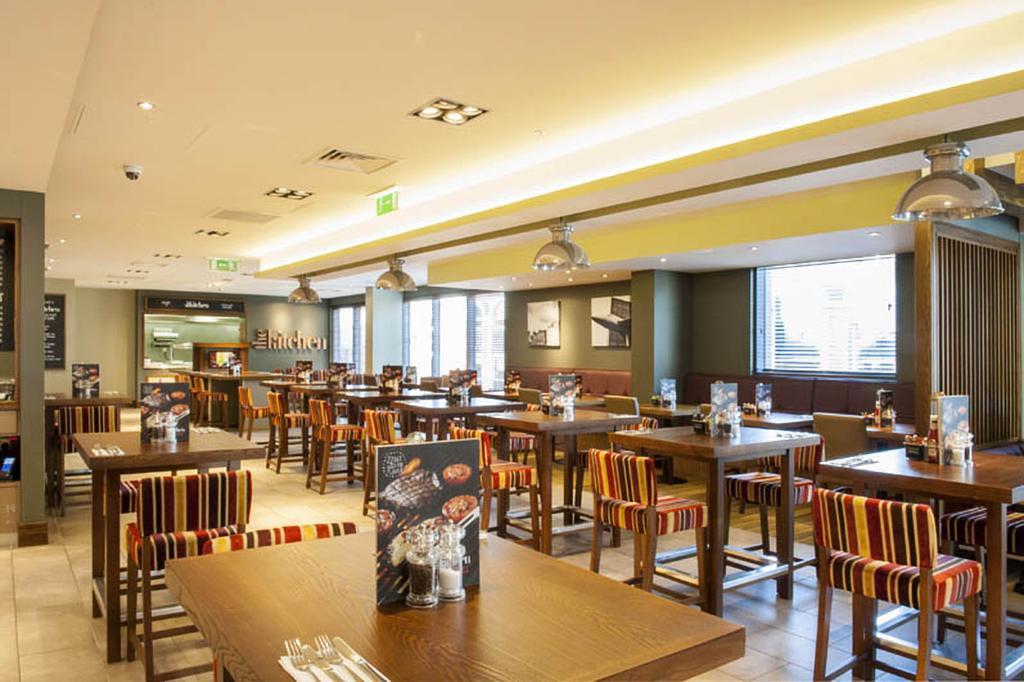 Premier Inn Woking Town Centre Exterior photo