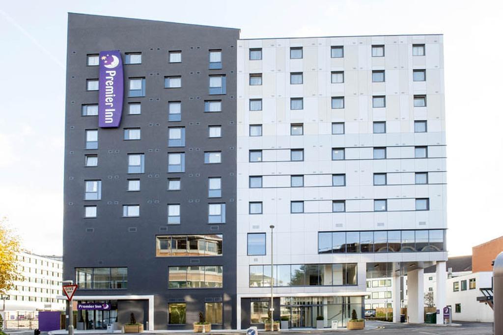 Premier Inn Woking Town Centre Exterior photo