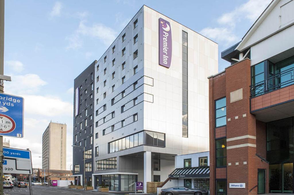 Premier Inn Woking Town Centre Exterior photo